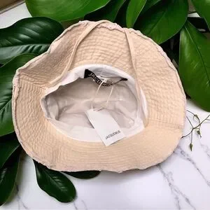 ?Jacquemus Cream Bucket Hat ?with Wide Brim Jacquemus – Jacquemus Denim Bucket Hat in Barcelona or Shop  main image 4